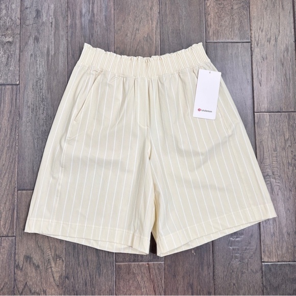 Lululemon Stretch Woven Ruffle-Waist High-Rise Short 9" Upright Stripe Max White - Picture 1 of 8